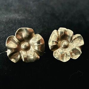 Signed Van Dell Flower Screwback Earrings - 12k gold filled